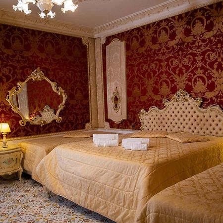 Grand Hotel La Sonrisa SantʼAntonio Abate Exterior foto A room at the hotel