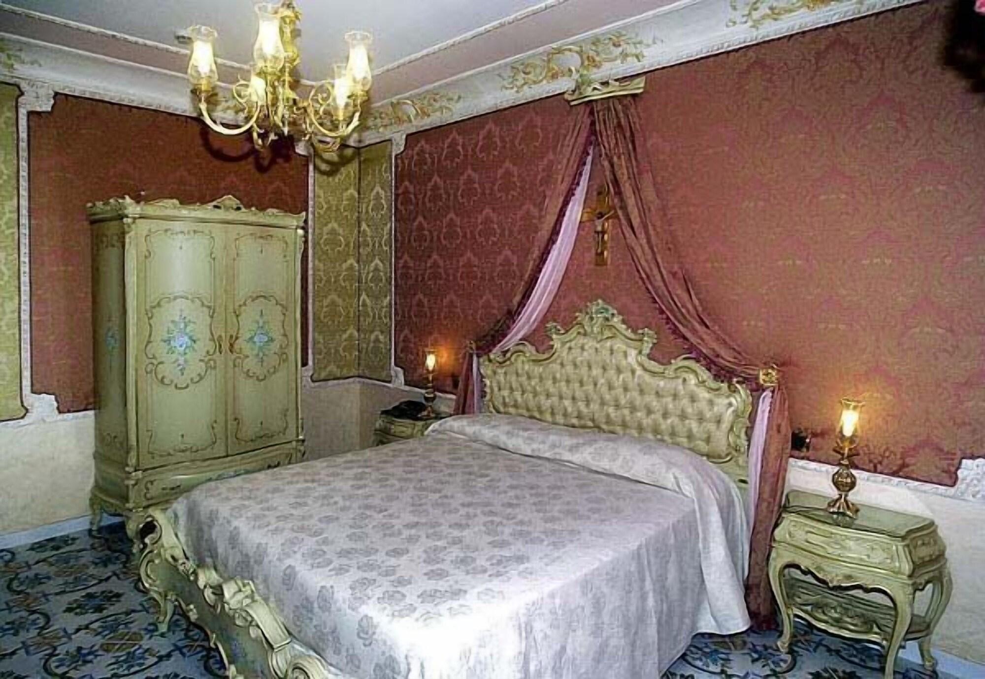 Grand Hotel La Sonrisa SantʼAntonio Abate Exterior foto A bedroom