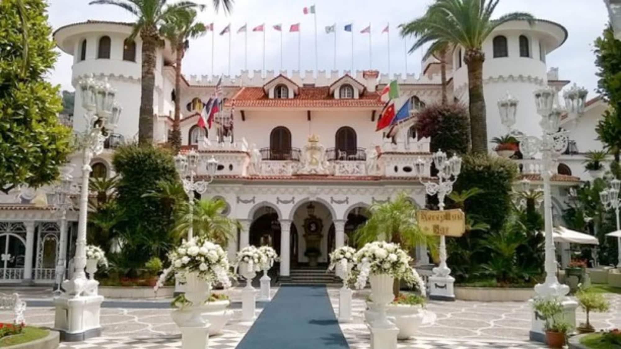 Grand Hotel La Sonrisa SantʼAntonio Abate Exterior foto The Beverly Hills Hotel
