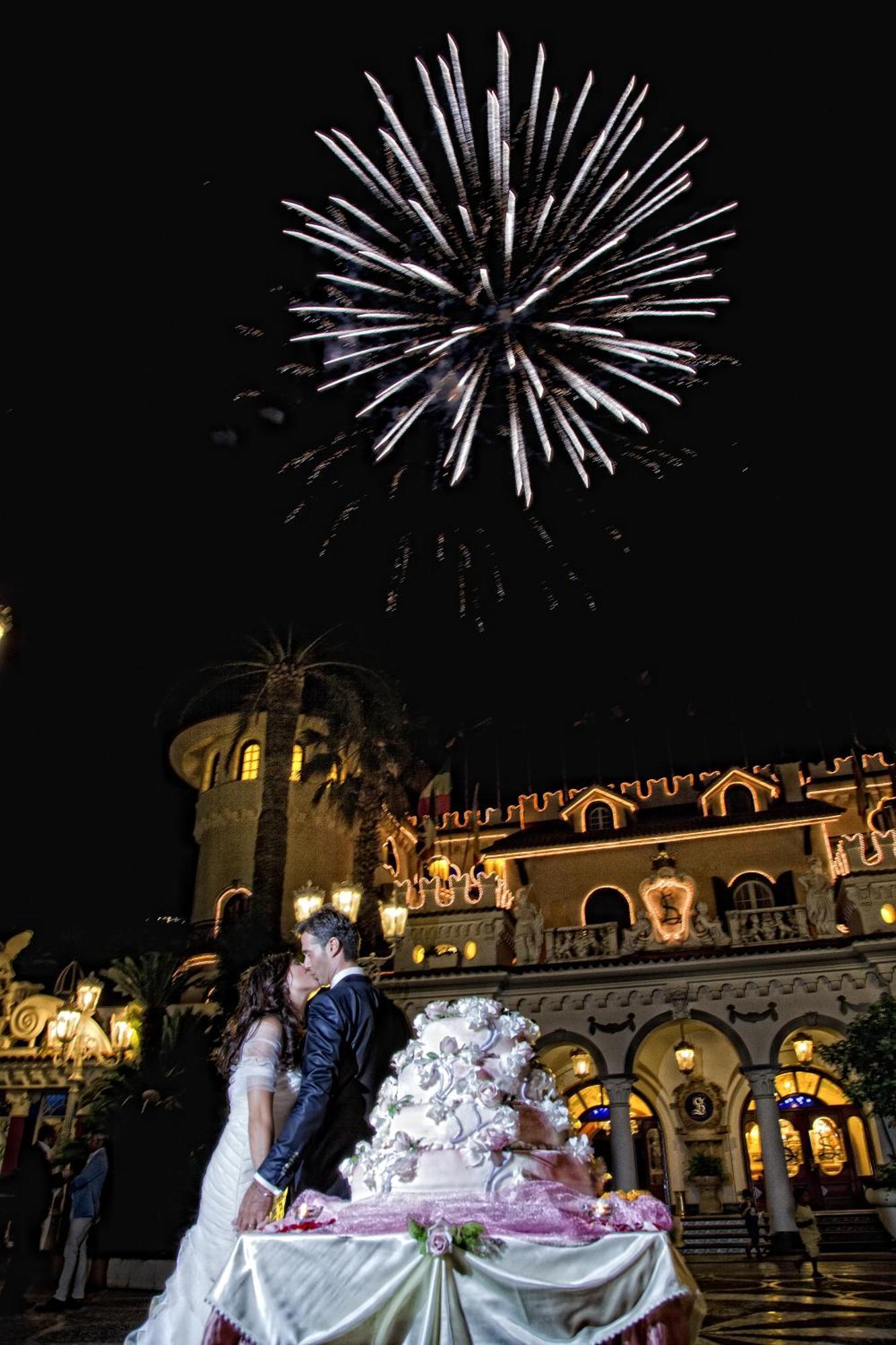 Grand Hotel La Sonrisa SantʼAntonio Abate Exterior foto Fireworks at the 2007 Fiesta