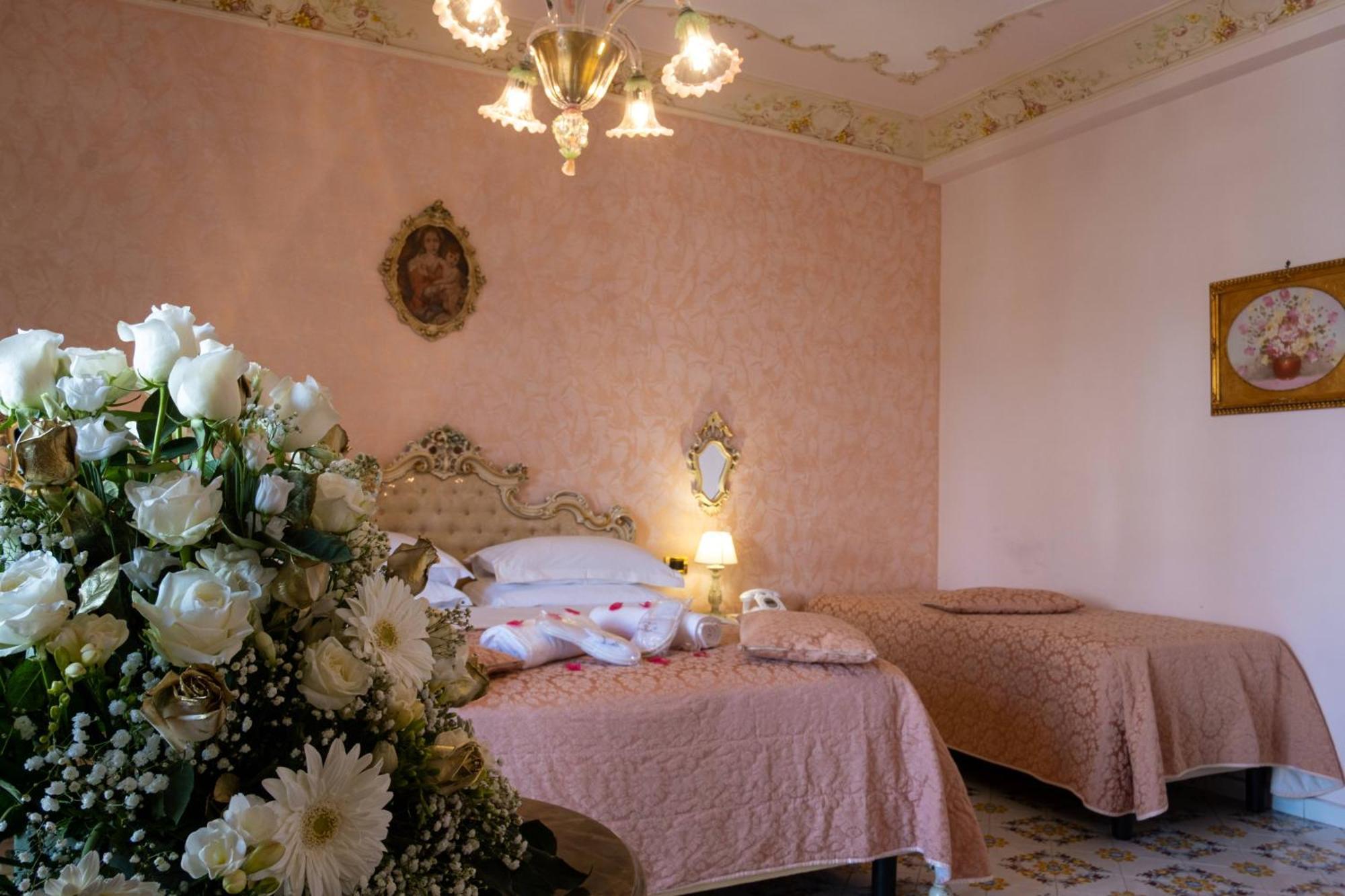 Grand Hotel La Sonrisa SantʼAntonio Abate Exterior foto A room at the hotel