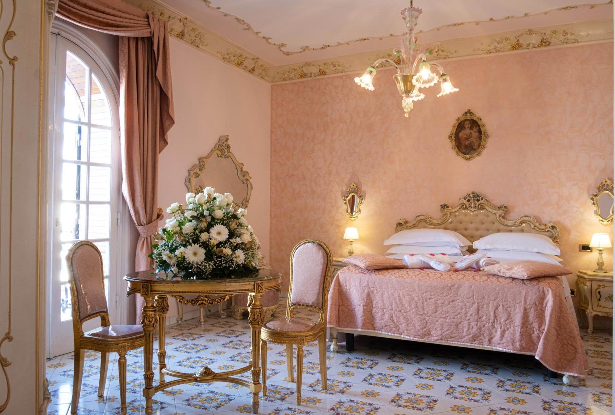 Grand Hotel La Sonrisa SantʼAntonio Abate Exterior foto A room at the hotel