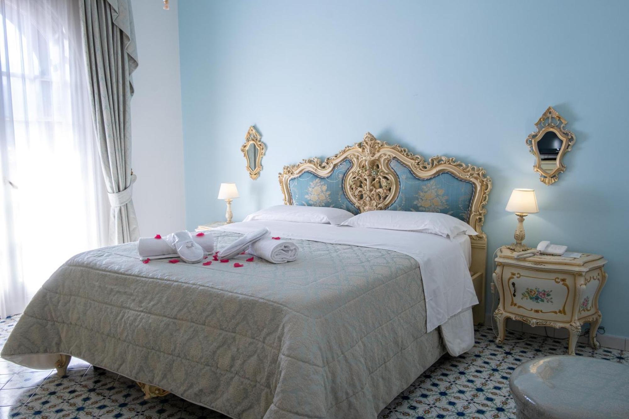 Grand Hotel La Sonrisa SantʼAntonio Abate Exterior foto A bedroom at the hotel