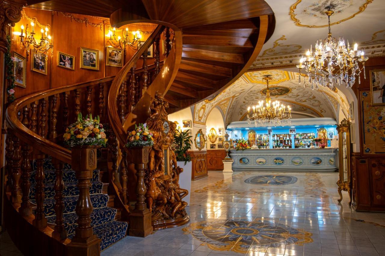 Grand Hotel La Sonrisa SantʼAntonio Abate Exterior foto The lobby of the hotel