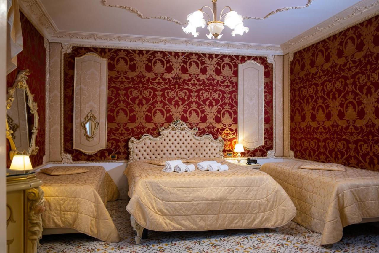 Grand Hotel La Sonrisa SantʼAntonio Abate Exterior foto A room at the hotel